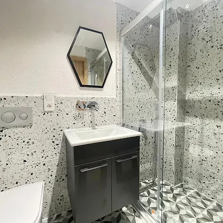 Karaoz Global Apartmán *